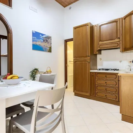 Belsit House Чефалу